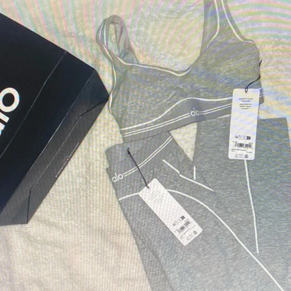 ALO Yoga Women's Gray Bra and Leggings Set - Picture 3 of 3